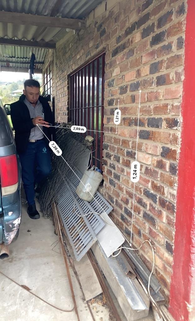 Técnico de NC Ingeniería DS SAS midiendo instalación de red de gas en obra