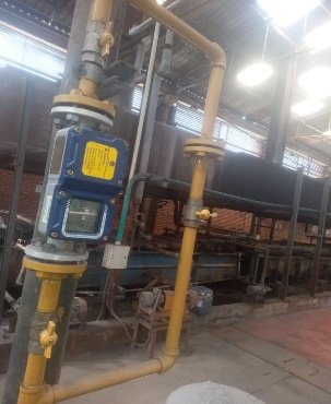 Medidor industrial de gas natural instalado en planta