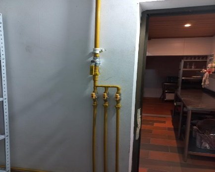 Instalación interna de tubería amarilla de gas natural